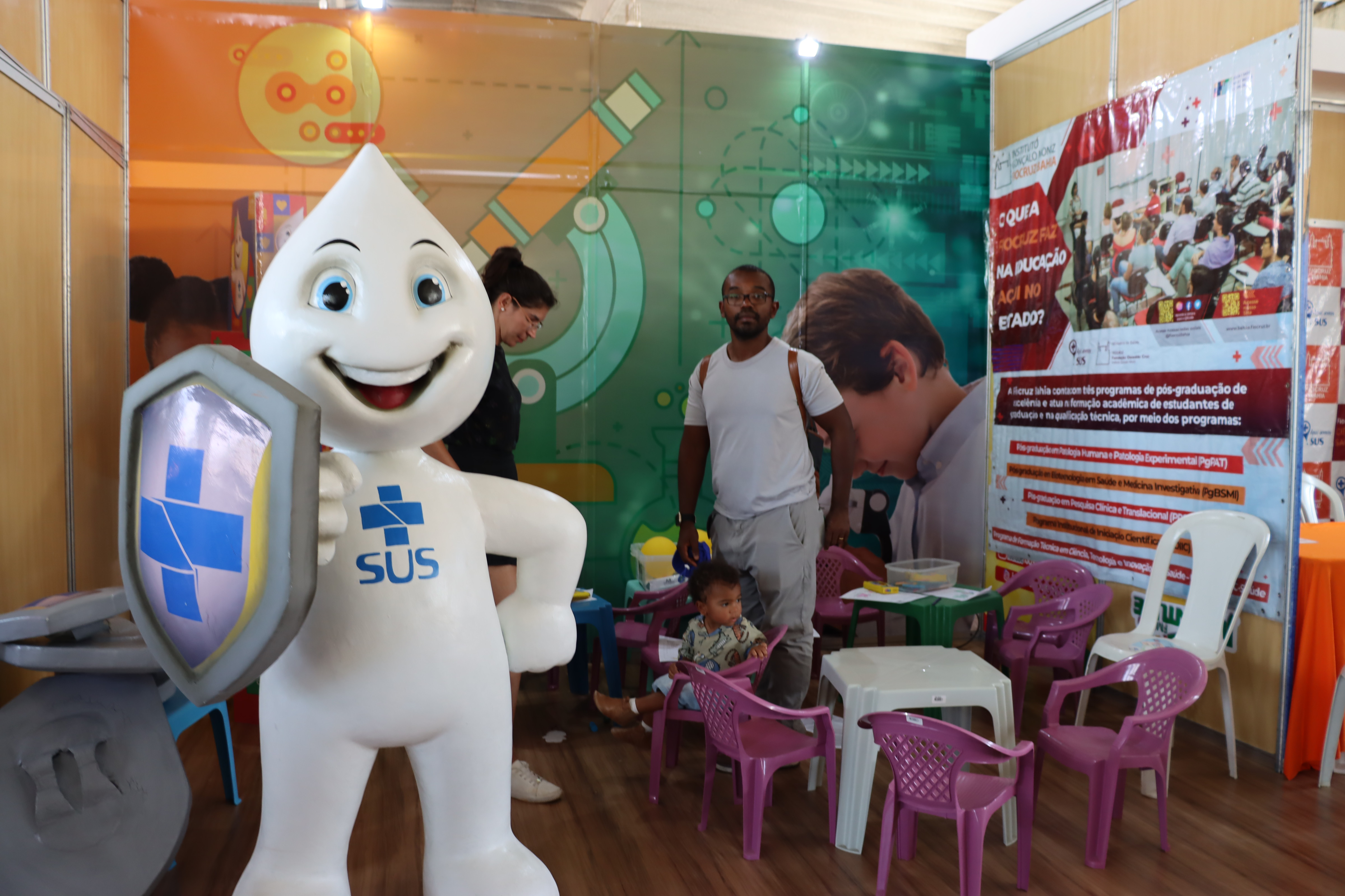 Criança olhando através de um microscópio em um evento de ciência
